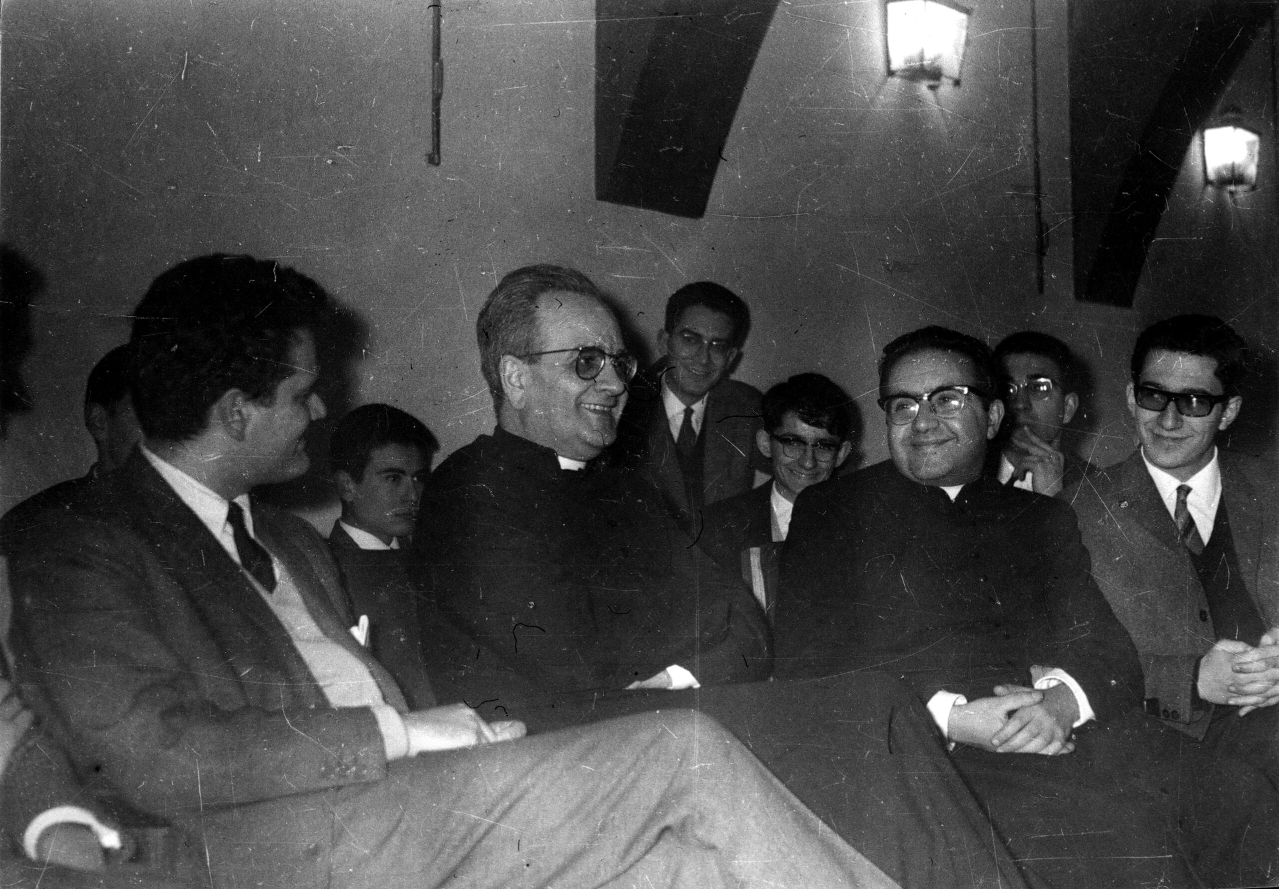 Es enviado por el Fundador del Opus Dei a Barcelona.