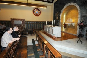 Rezando ante el Santísimo