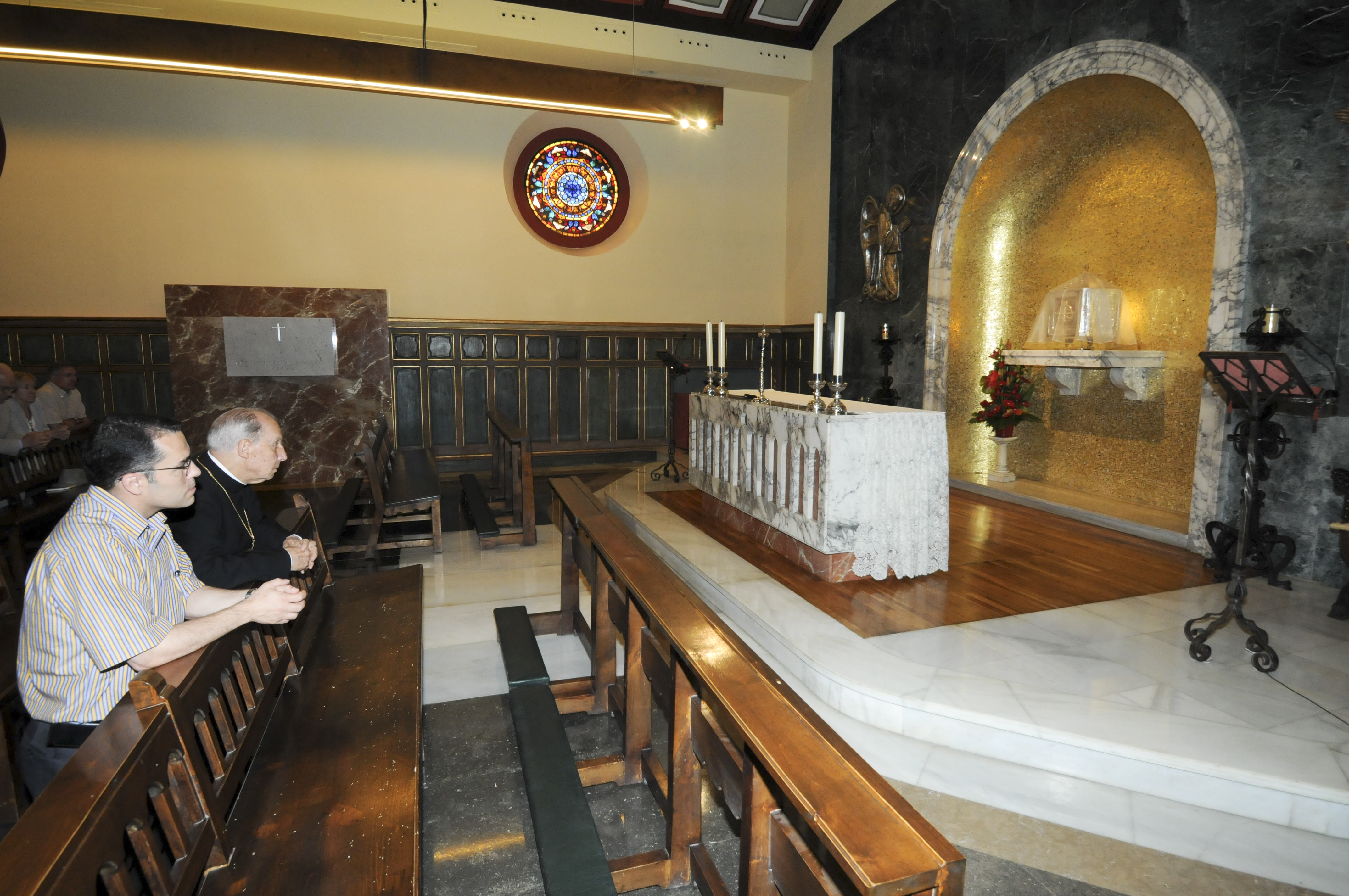 Resant davant el Santíssim