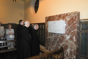 Mons. Javier Echevarría ante la sepultura del Siervo de Dios