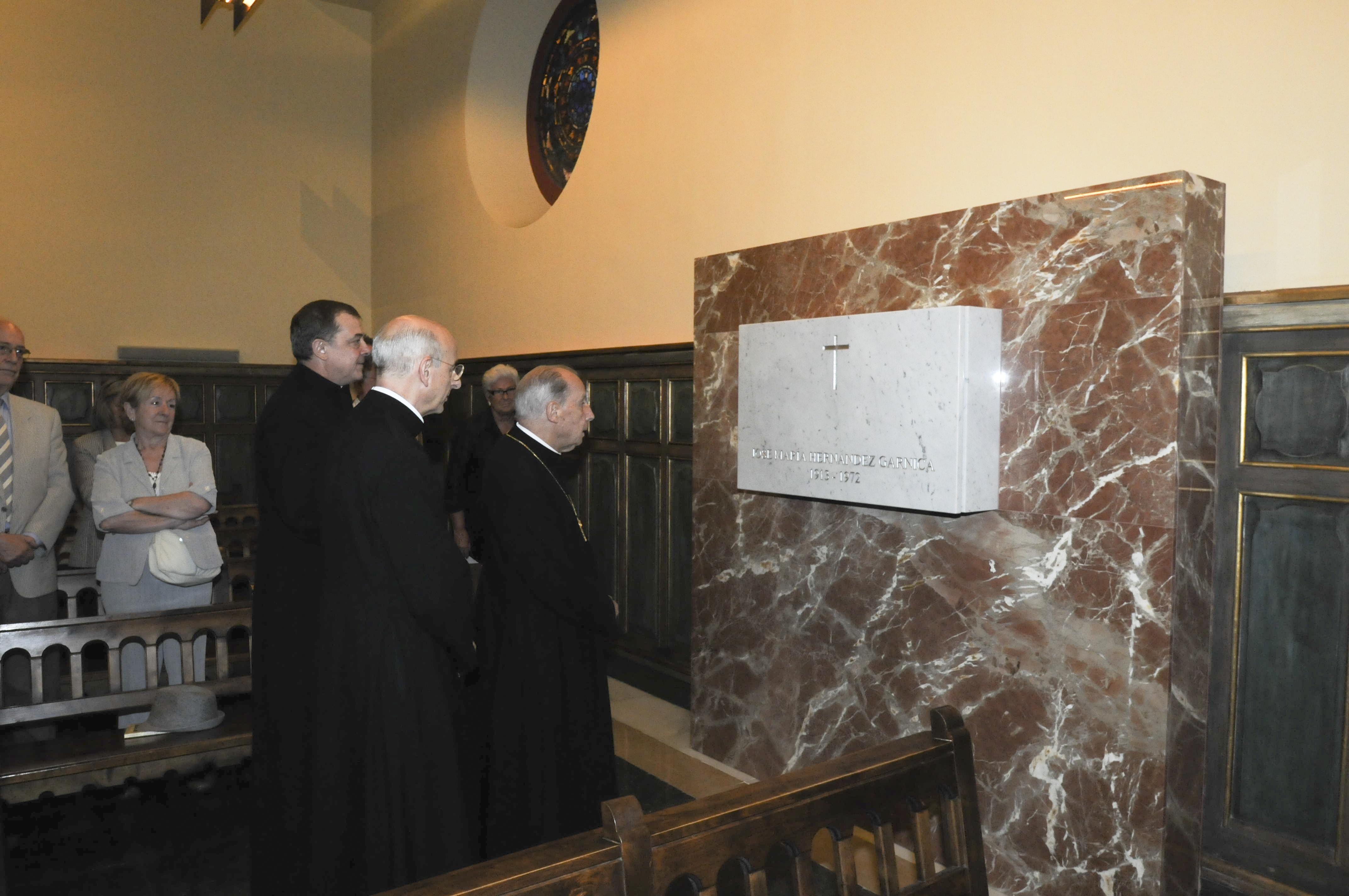Mons. Javier Echevarría ante la sepultura del Siervo de Dios