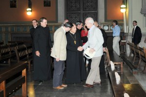 Saludando a algunos de los presentes