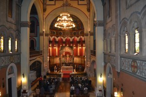 La iglesia al comienzo de la Santa Misa