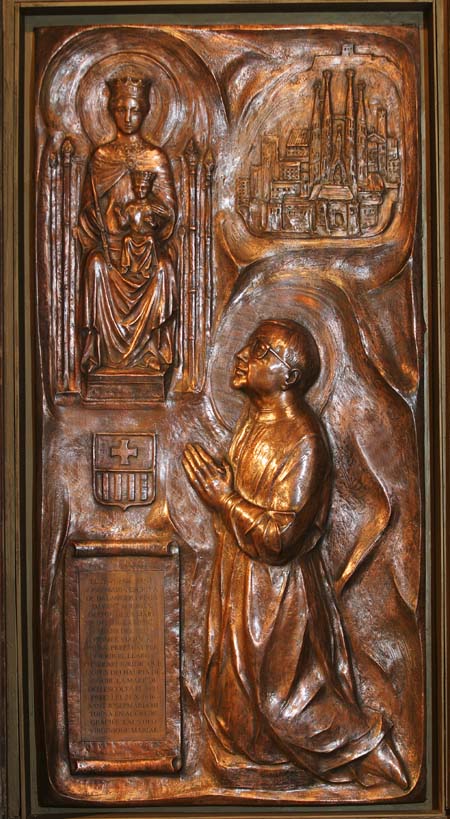 San Josemaría rezando ante Nuestra Señora de La Merced