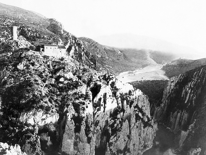 Aspecto de la ermita de Torreciudad y el valle del Cinca, antes de la construcción del embalse y del santuario