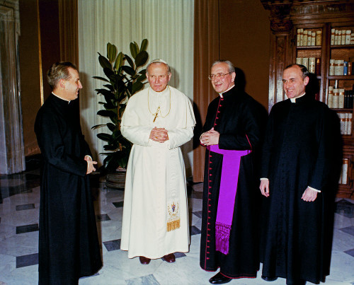 El Beato Juan Pablo II recibe a Mons. Álvaro del Portillo, acompañado de Mons. Javier Echevarría y D. Joaquín Alonso