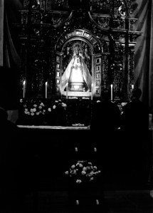 Mayo de 1975. San Josemaría rezando ante el retablo de la Ermita