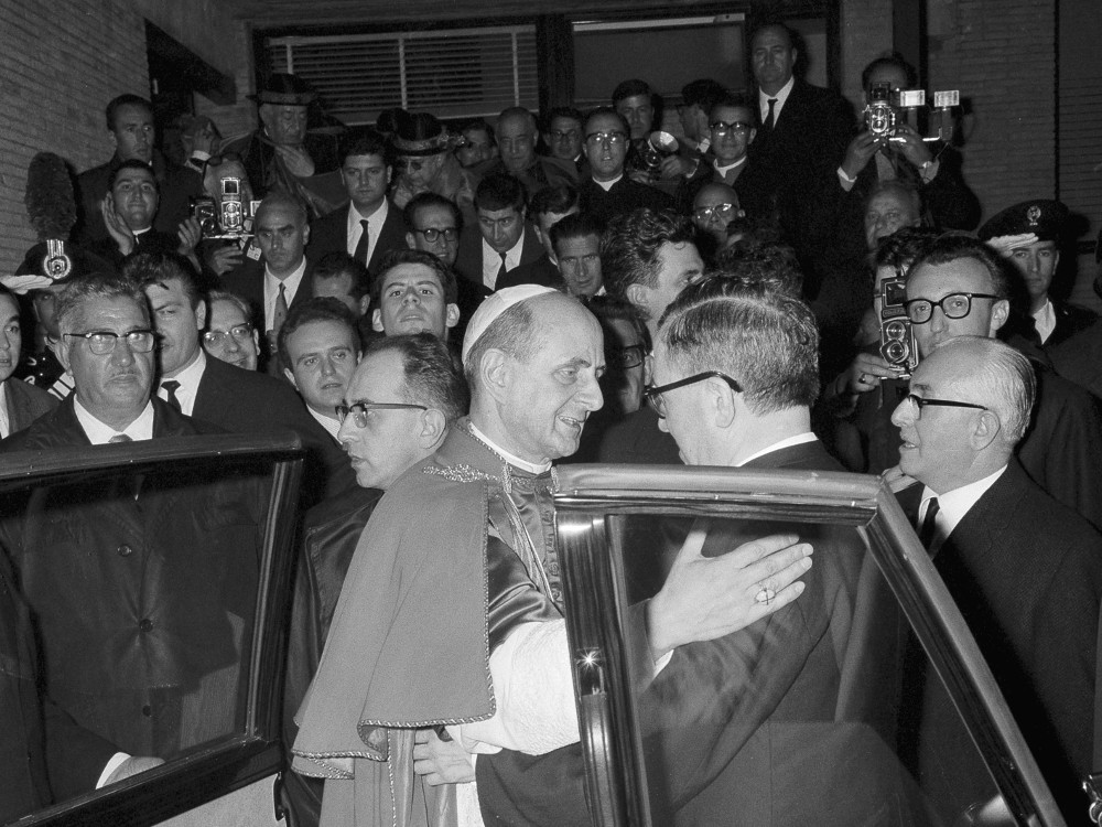 San Josemaría despide a Pablo VI a la salida del Centro Elís, 21-XI-1965