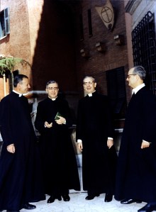 San Josemaría con los tres primeros sacerdotes, en Roma, el 25-VI-1969, en el XXV aniversario de su ordenación sacerdotal