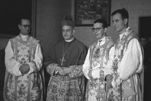 Mons. Eijo y Garay y los tres nuevos sacerdotes, el día de su ordenación, 25-VI-1944