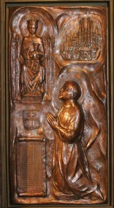 San Josemaría rezando ante Nuestra Señora de La Merced