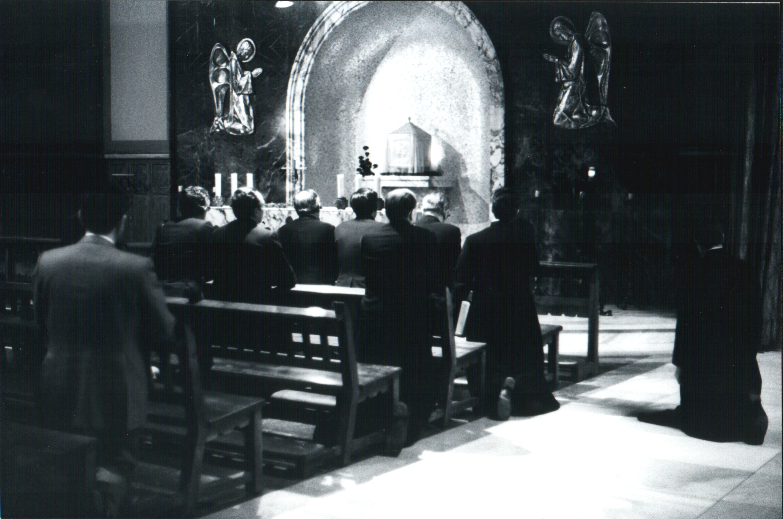 Rezando en la capilla del Santísimo de Montalegre