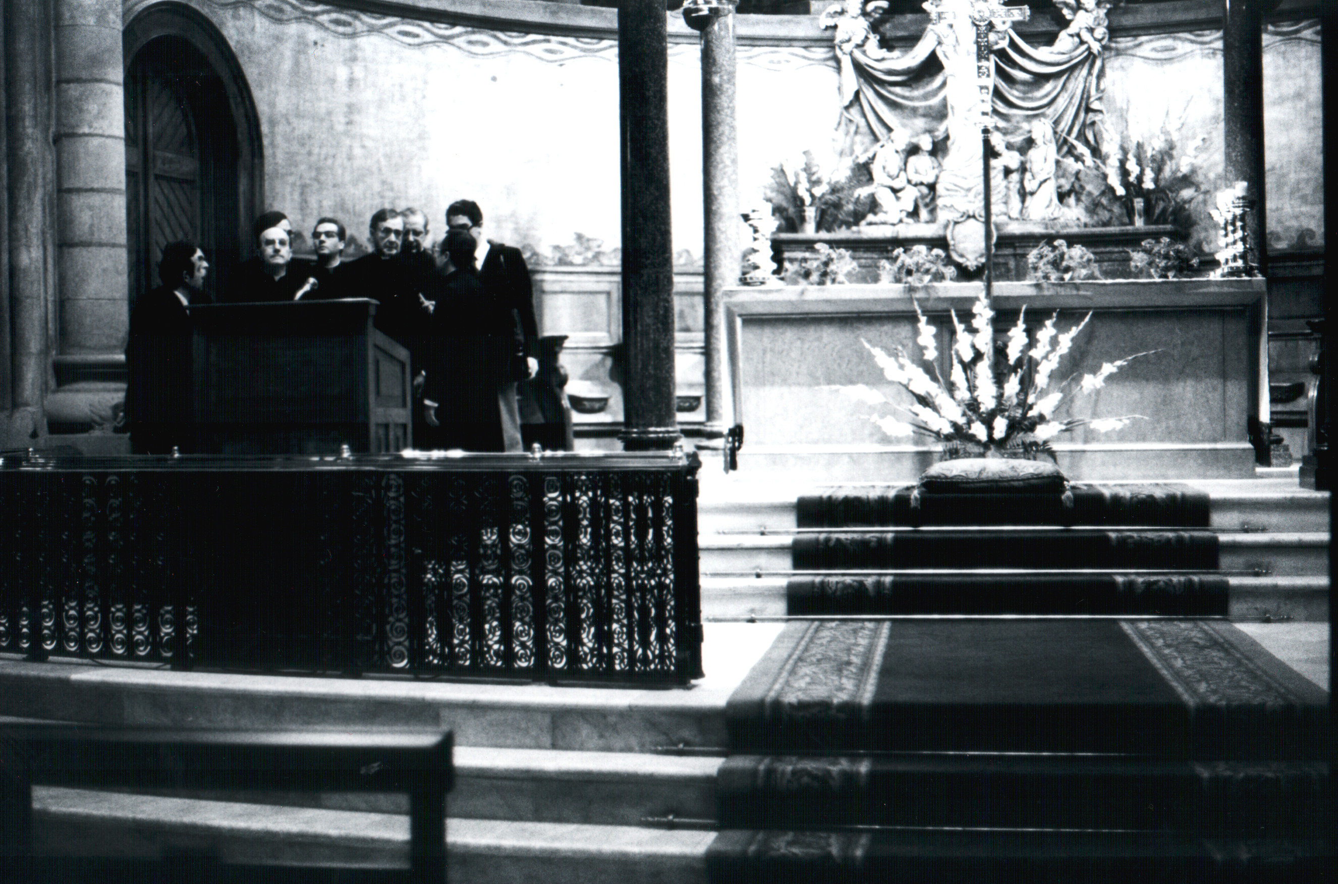 San Josemaría y el beato Álvaro en el presbiterio de Montalegre