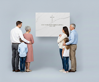 Gente rezando en la tumba de Don Chiqui